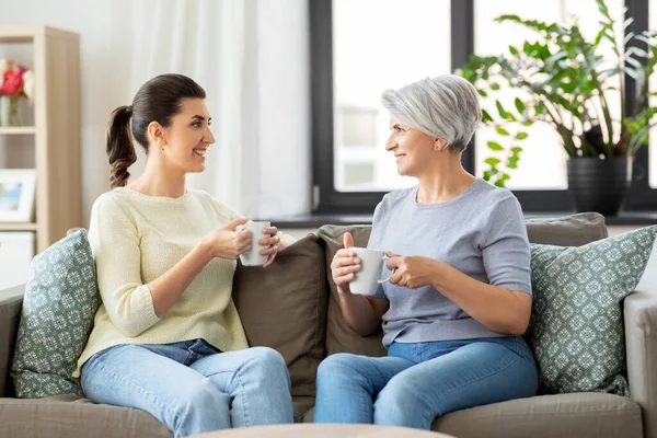 Madre mayor e hija adulta bebiendo café — Foto de Stock
