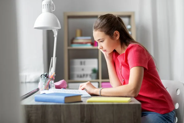 Student nastolatka dziewczyna czytanie książki w domu — Zdjęcie stockowe