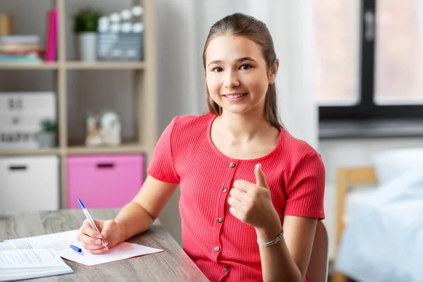 Adolescent étudiant gir montrant pouces jusqu "à à la maison — Photo