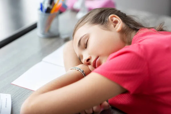 Trött student flicka sover på bordet hemma — Stockfoto
