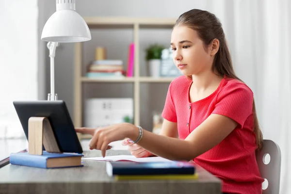 Estudante menina com tablet pc aprendizagem em casa Imagem De Stock