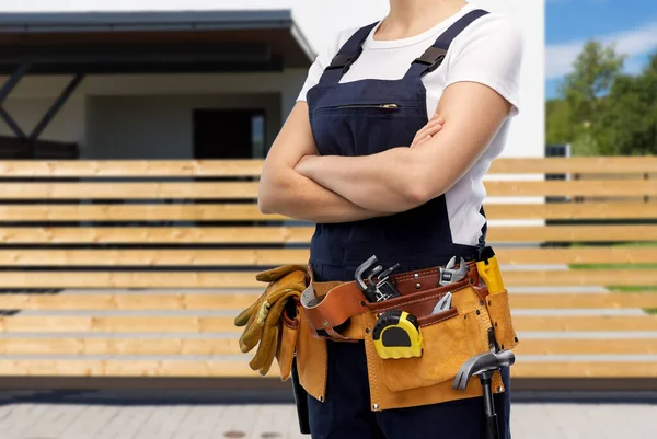 Mulher ou construtor com ferramentas de trabalho na correia — Fotografia de Stock