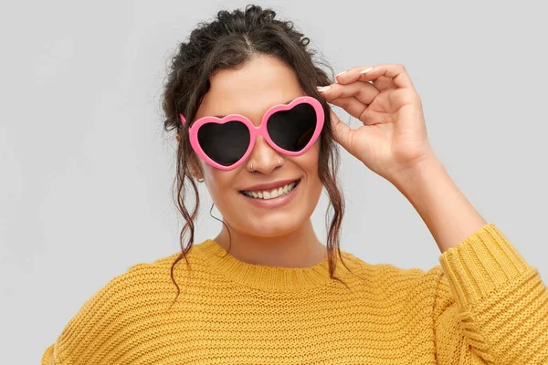 Jeune femme souriante en forme de coeur lunettes de soleil — Photo