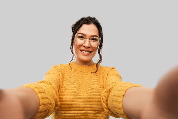 Mulher sorridente com nariz perfurado tomando selfie — Fotografia de Stock