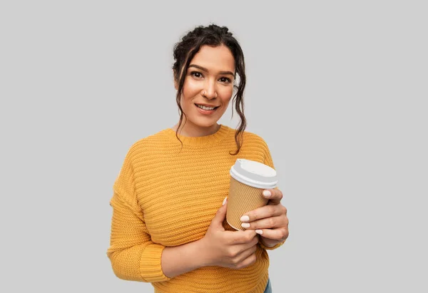 Улыбающаяся женщина с проколотым носом, держащая чашку кофе — стоковое фото