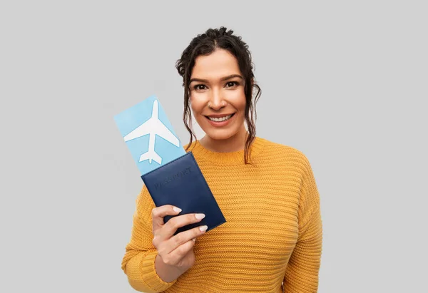 Jeune femme souriante avec passeport et billet d'avion — Photo