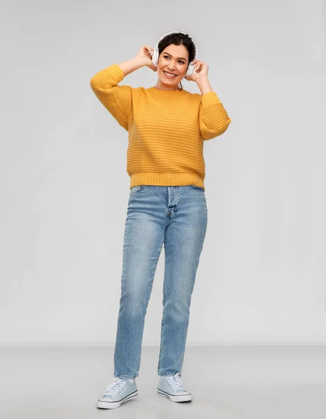 Mujer feliz en auriculares escuchando música —  Fotos de Stock