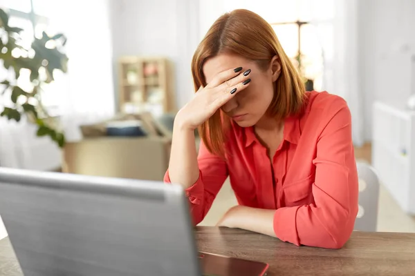 Mulher estressada com laptop trabalhando no escritório em casa — Fotografia de Stock