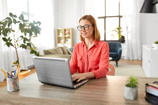 Mujer feliz con el ordenador portátil de trabajo en casa oficina — Foto de Stock