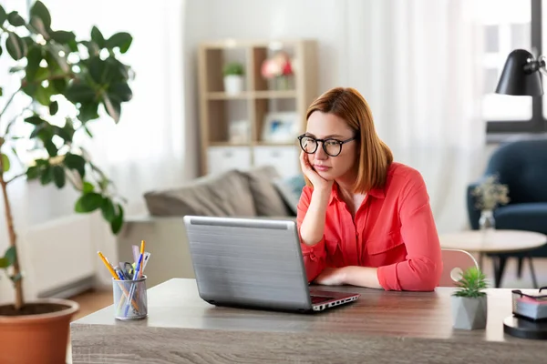 Mujer aburrida con el ordenador portátil que trabaja en casa oficina — Foto de Stock