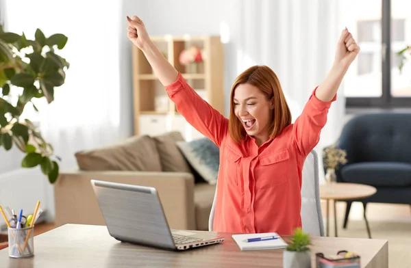 Mulher feliz com laptop trabalhando no escritório em casa — Fotografia de Stock