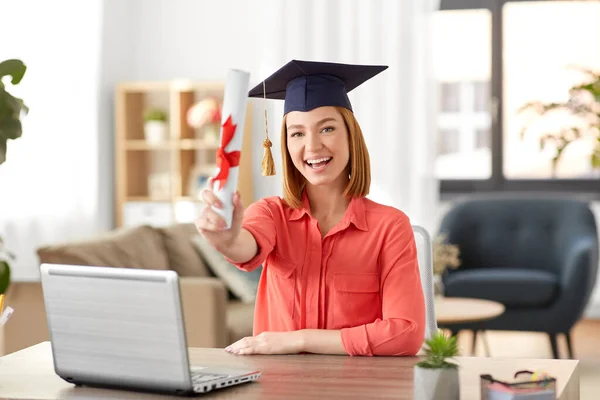 Студентка з ноутбуком і дипломом вдома — стокове фото