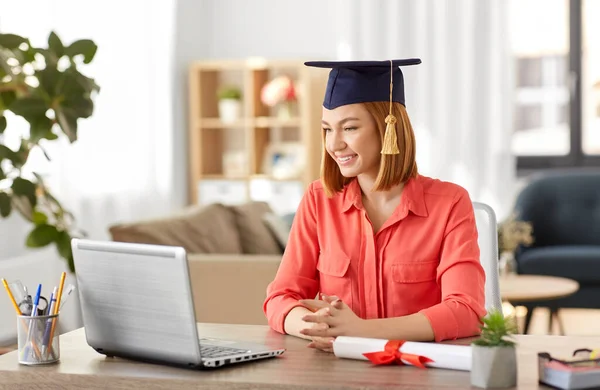 Студентка з ноутбуком і дипломом вдома — стокове фото