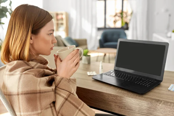 Femme malade avec thé ayant appel vidéo sur ordinateur portable — Photo