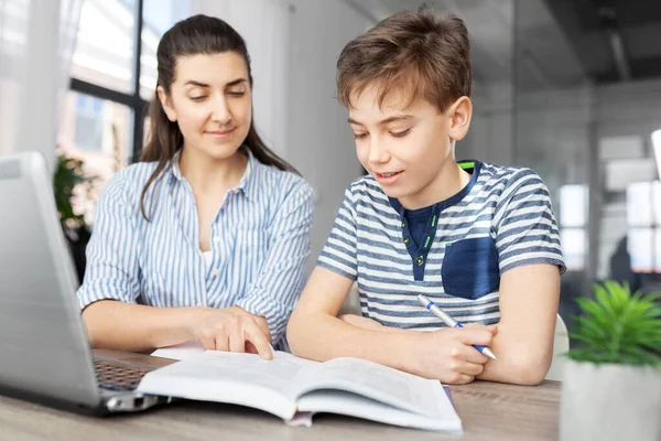 Moeder en zoon samen huiswerk maken — Stockfoto