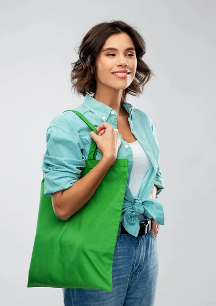 Femme avec sac en toile réutilisable pour le shopping alimentaire — Photo