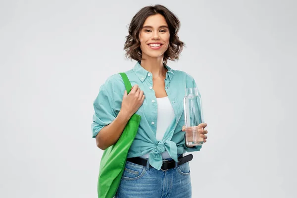 Femme avec sac pour les achats de nourriture et bouteille en verre — Photo