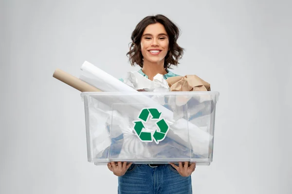 Feliz sorrindo jovem mulher classificando resíduos de papel — Fotografia de Stock