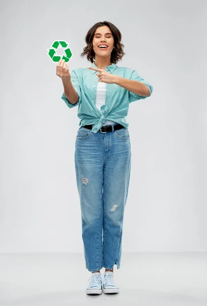 Sorridente giovane donna in possesso di segno di riciclaggio verde — Foto Stock