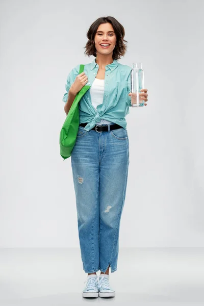 Kobieta z torbą na zakupy żywności i butelki szklane — Zdjęcie stockowe