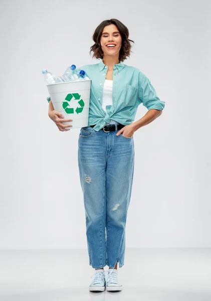 プラスチックごみを分別する笑顔の若い女性 — ストック写真