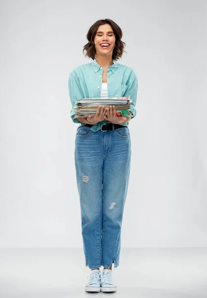 Glimlachende jonge vrouw sorteren papierafval — Stockfoto