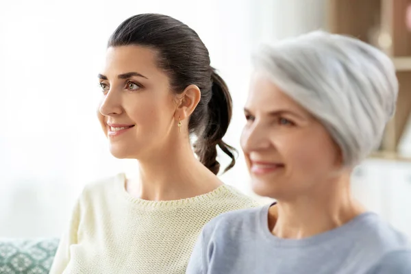 Ritratto di vecchia madre e figlia adulta a casa — Foto Stock