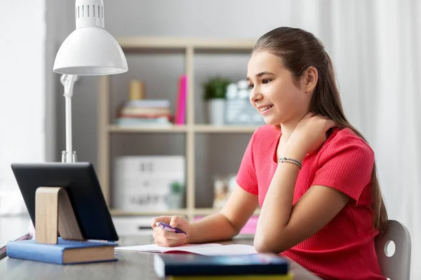 Student meisje met tablet pc leren thuis — Stockfoto