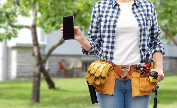 Frau oder Bauarbeiter mit Telefon und Arbeitswerkzeug — Stockfoto