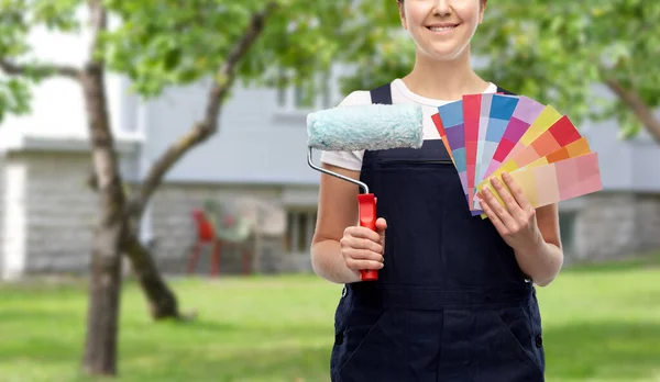 Primer plano del pintor con tablas de rodillos y colores — Foto de Stock