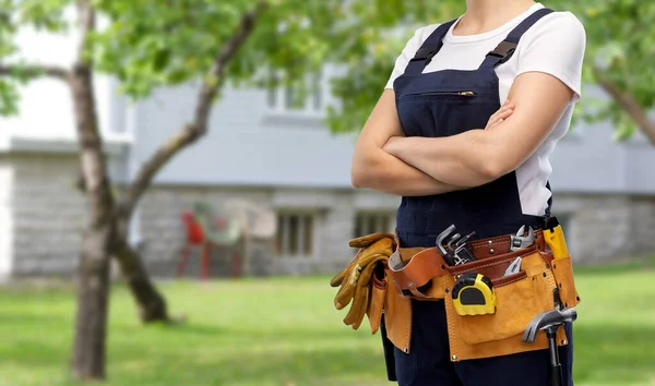 Mulher ou construtor com ferramentas de trabalho na correia — Fotografia de Stock