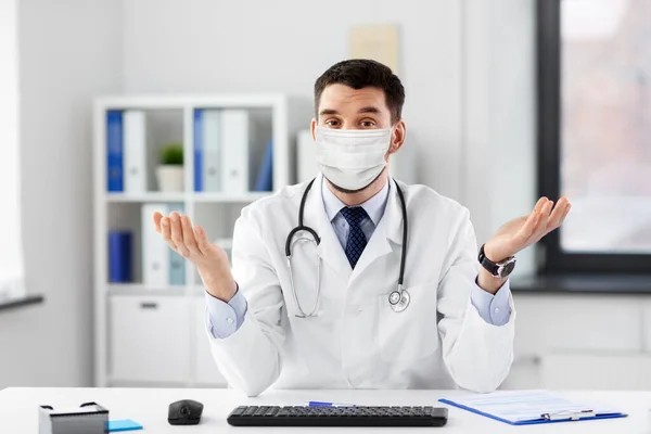Męski lekarz prowadzący wideokonferencję w szpitalu — Zdjęcie stockowe