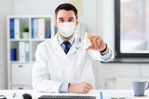 Sorridente médico masculino com medicina no hospital — Fotografia de Stock