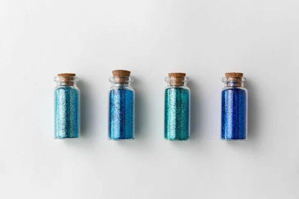 白い背景に瓶の中の青いグリッター — ストック写真