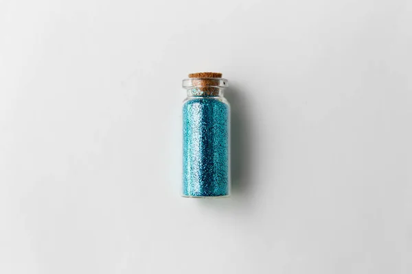 Kék csillogás palack felett fehér háttér Stock Kép