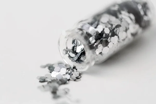 Silver glitter hälls från små glasflaska — Stockfoto