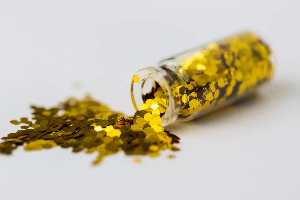 Goldener Glanz aus kleiner Glasflasche gegossen — Stockfoto