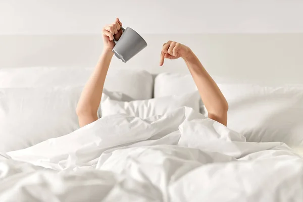 Mujer con taza de café acostado en la cama —  Fotos de Stock