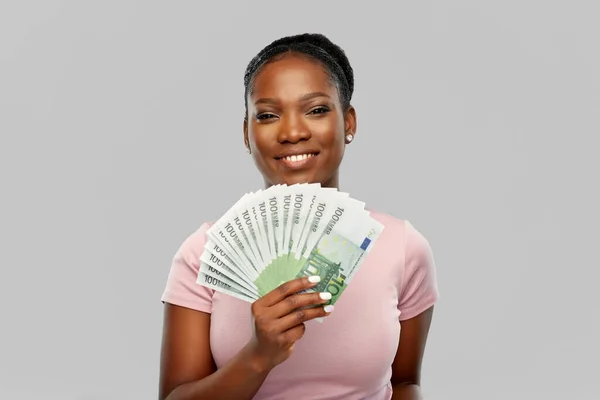 Šťastná africká americká žena s europenězi — Stock fotografie