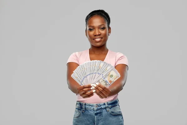 Gelukkig Afrikaans amerikaanse vrouw met dollar geld Stockfoto