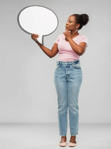 Mujer afroamericana sosteniendo burbuja del discurso — Foto de Stock