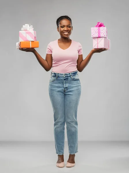 快乐的非洲裔美国女人，戴着礼品盒 图库图片