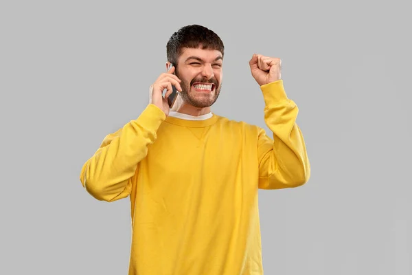 Felice giovane uomo sorridente chiamando su smartphone — Foto Stock