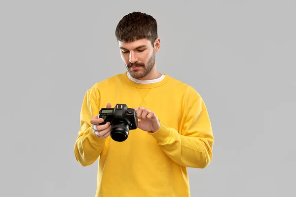 Ung man med digitalkamera — Stockfoto