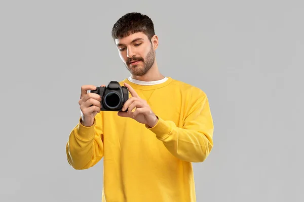 Jonge man met digitale camera — Stockfoto