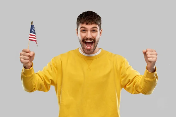 Glücklich lachender Mann mit amerikanischer Flagge — Stockfoto