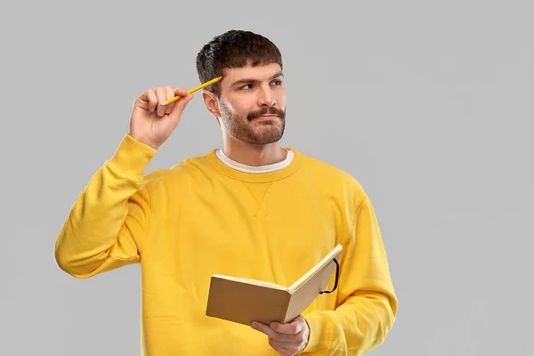 Denkende man met dagboek en potlood — Stockfoto