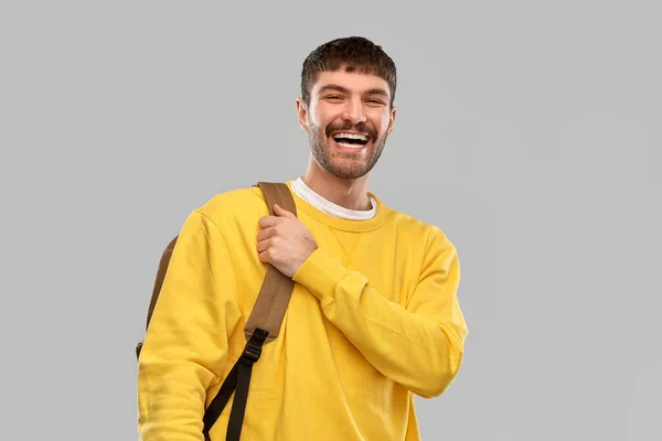 Feliz sorrindo jovem com mochila — Fotografia de Stock