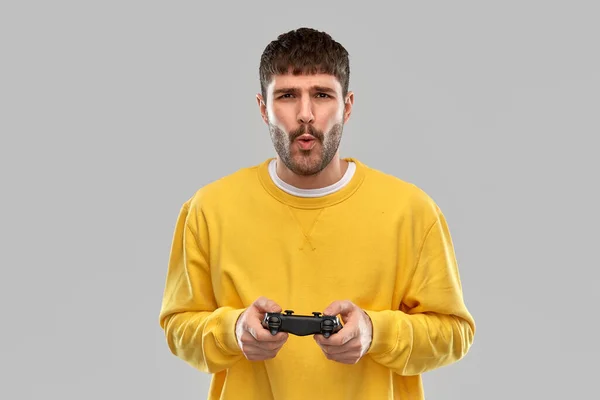 Άνθρωπος ή gamer με gamepad παίζει video game Εικόνα Αρχείου