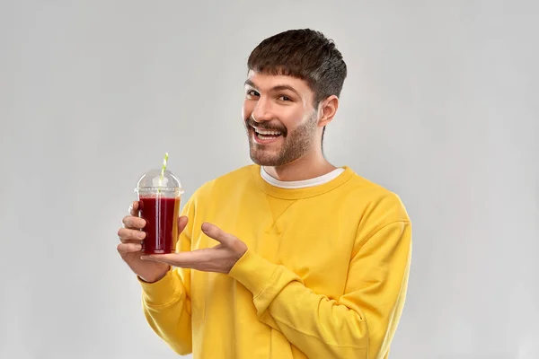 Homem feliz com suco de tomate em taça takeaway — Fotografia de Stock